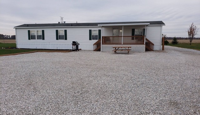 Beautiful Mobile home! Just minutes from Lake Erie , Put in Bay & Kelly's Island