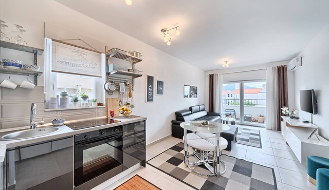 Beautiful modern 1 BR apartment 100 meters to ocean