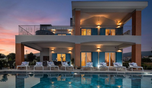 Beautiful modern Villa Kalpesi is located in the centre of Dalmatia, in Kastel Stafilic.