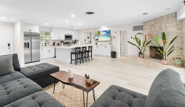Beautiful Modern Renovated Family Oasis With Pool