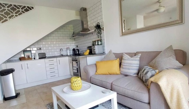 Beautiful Modern 1 Bedroom Apartment Close to the Beach