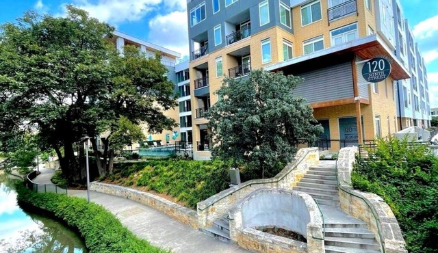 Beautiful Modern 1-Bedroom 1-Bath Apartment- On the Riverwalk