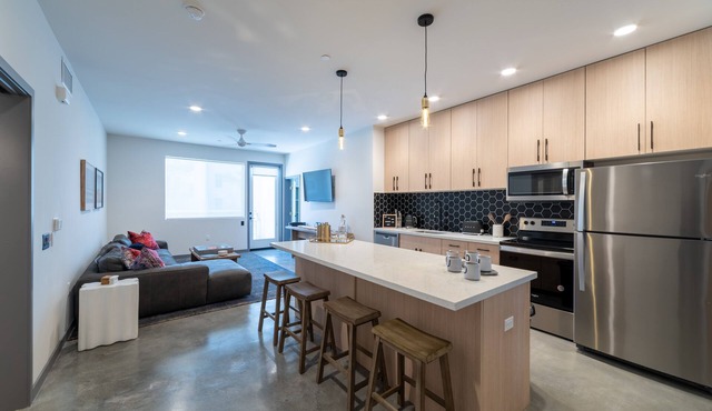 Beautiful Modern 2-Bed in DT Vista!