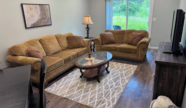 Beautiful modern 2 bedroom apartment, near trails, with big parking lot