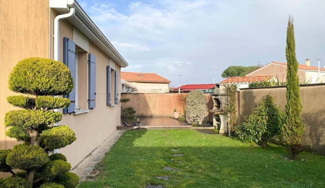 Beautiful Modern 3-Bedroom Villa - Close to Sea - Garden and Parking