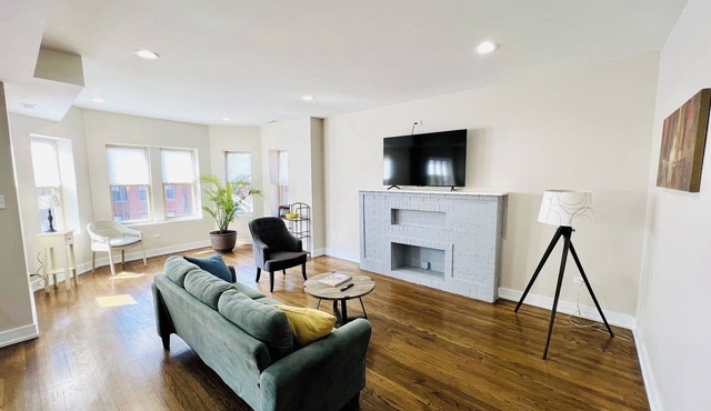 Beautiful, modern 3 bed 2 bath condo near Hyde Park, Obama Center and Lakefront