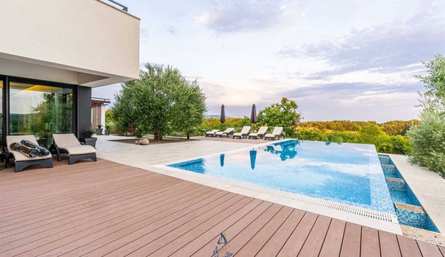 Beautiful modern 4-BR villa for 8 with pool in Istria