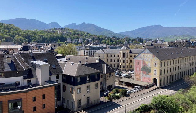 Beautiful modern 7th floor apartment with panoramic views