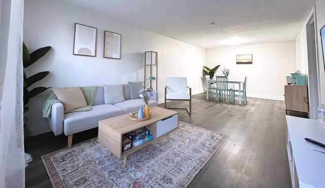 Beautiful Modern Apt - 5 Star Private Location