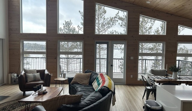 Beautiful modern lake house with hot tub, lakefront.