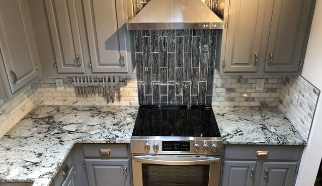 Beautiful Modern Cabin! Streamside,WiFi,6 TVs,Linens/towels,A/C, FirePit