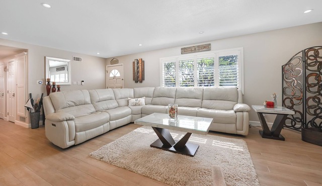 Beautiful Modern Clean Family 1 Story Home! Near Disneyland, Chapman Convention