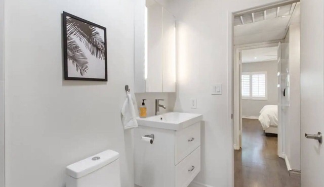 Beautiful Modern Condo by Ventura Blvd