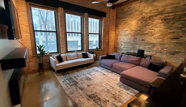 Beautiful Modern Condo - Heart of Milwaukee!