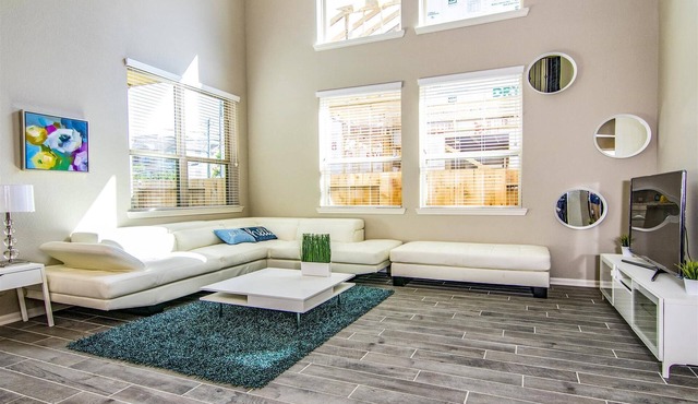 Beautiful Modern Entire Home 10 miles to Downtown!