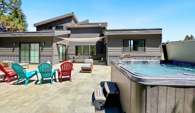 Beautiful Modern Escape Next to Lake Inlet