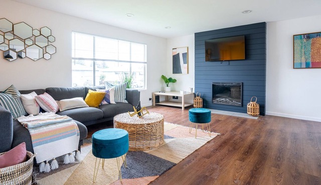 Beautiful Modern Farmhouse Near DT w/6 queen rooms