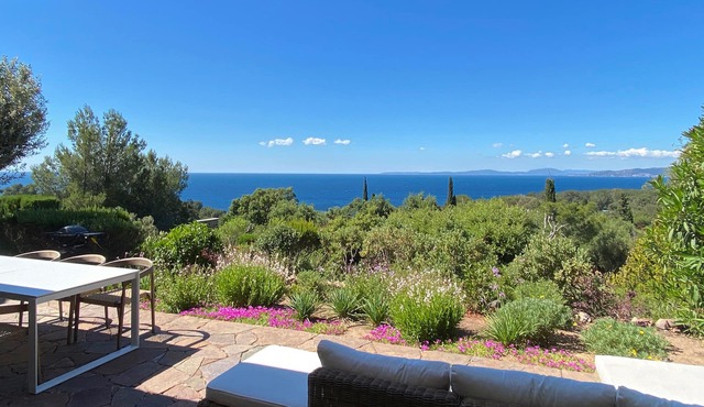 Beautiful modern little house overlooking the sea