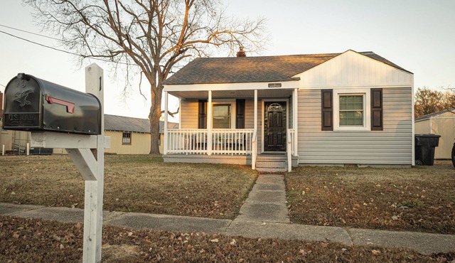 Beautiful, modern furnished 3-bedroom, 2-bathroom cottage near attractions.