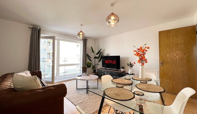 Beautiful Modern 2 Bed Hatfield Free Gated Parking