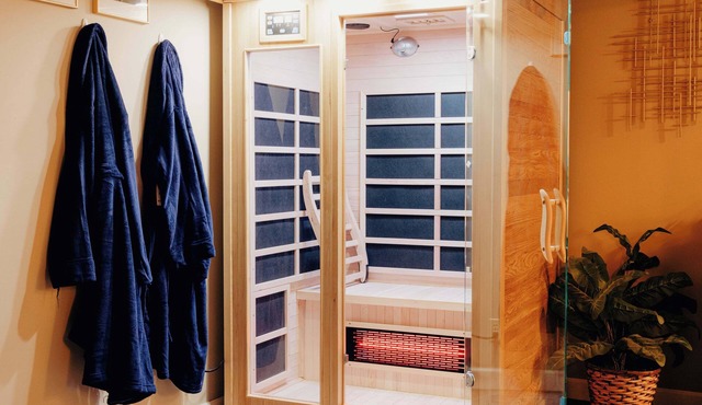 Beautiful Modern Home+Infrared Sauna+Jetted Tub+Dogs OK+Fast Wifi+King Bed