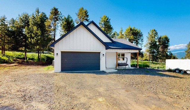 Beautiful modern home, close to lake access with AC, washer/dryer, & fireplace