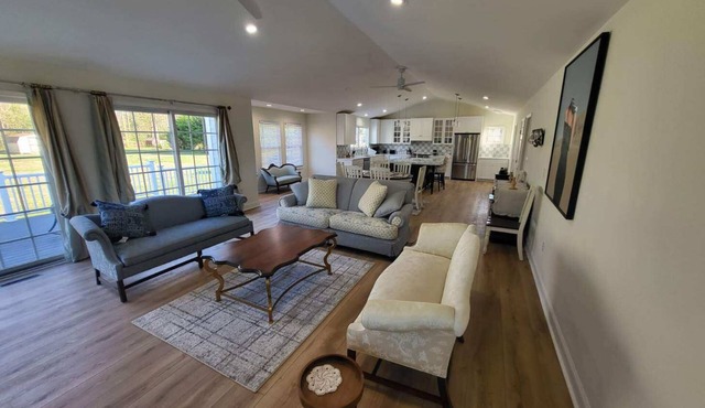 Beautiful modern home away from home - 15 minutes from beaches and shopping