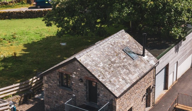 Beautiful modern Lakeland cottage with private hot tub, bbq and wood burner