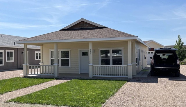 Beautiful Modern Lake House Along Lake Oahe.