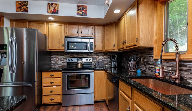 Beautiful Modern Lodge! Pool Table,8 TVs,WiFi,Linen provided, Central AC,FirePit