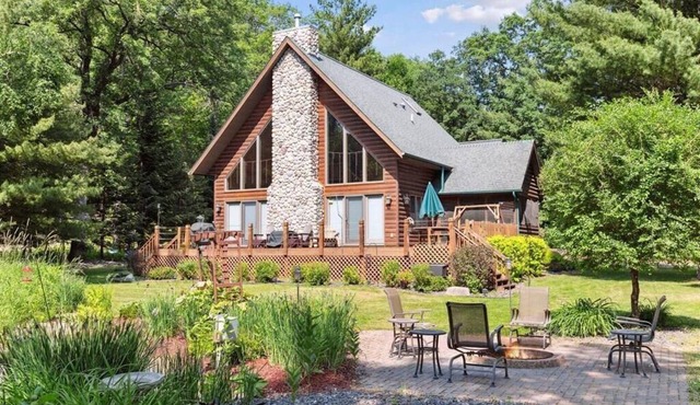 Beautiful, modern log cabin on a great swimming and fishing lake with privacy!