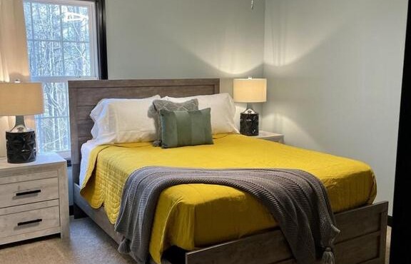 Beautiful Modern Mountain Home! Great location! Sleeps 10