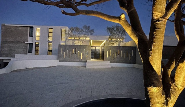 Beautiful Modern Brand New 5 Bedroom House on Private Beach