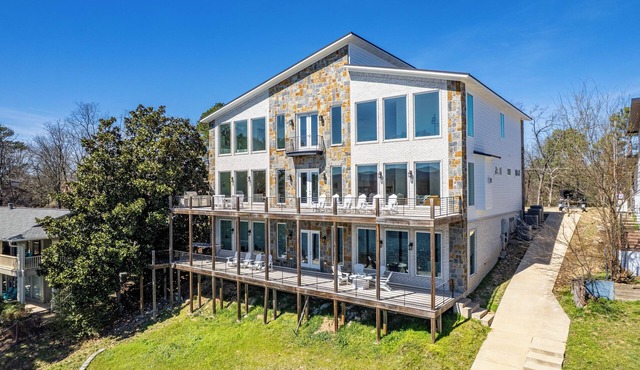 Beautiful modern new build - this house has everything, 7 bedrooms, lake access!