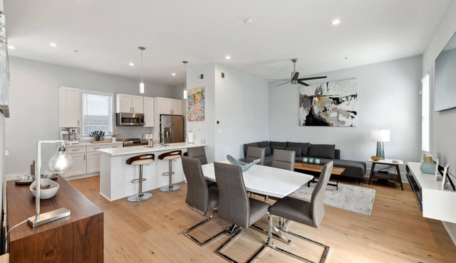 Beautiful Modern NOLA Condo- Bywater Area. Off Street Gated & Reserved Parking