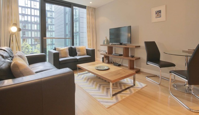 Beautiful, modern one-bed apartment in the heart of Edinburgh's city centre. Sleeps 4.