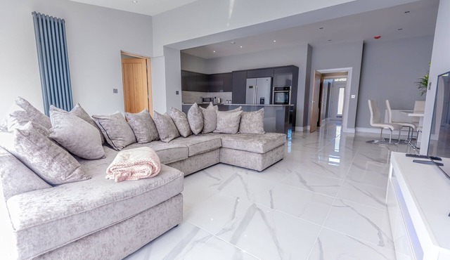 Beautiful Modern Open Plan Living With Hot Tub