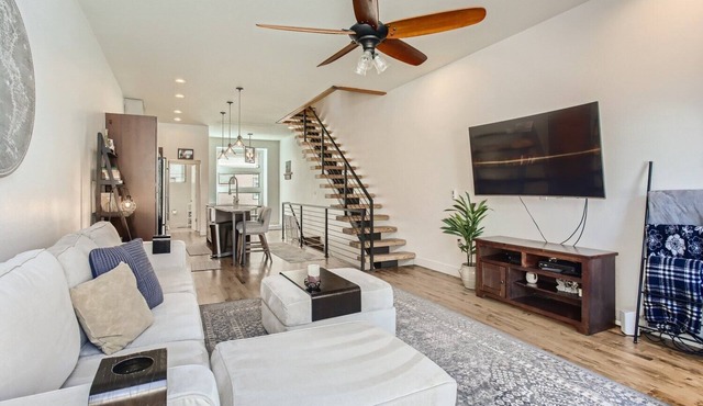 Beautiful, Modern Pet-Friendly Downtown Executive Rental