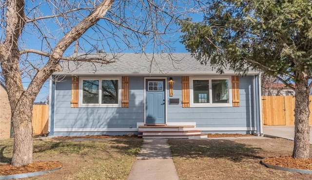 Beautiful, Modern, Quiet, Comfy & Private with a Big Back Yard - 30+ day stays