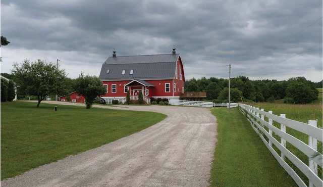 Beautiful modern rustic barn located near state parks and Chain o Lakes.