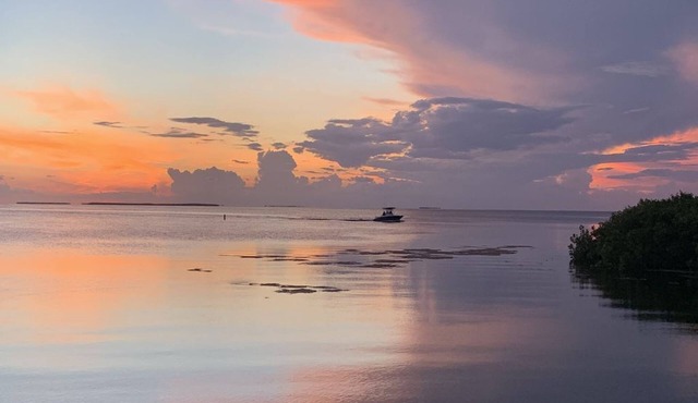 Beautiful Modern Studio, recently remodeled, new to the market, Summer Sea 405