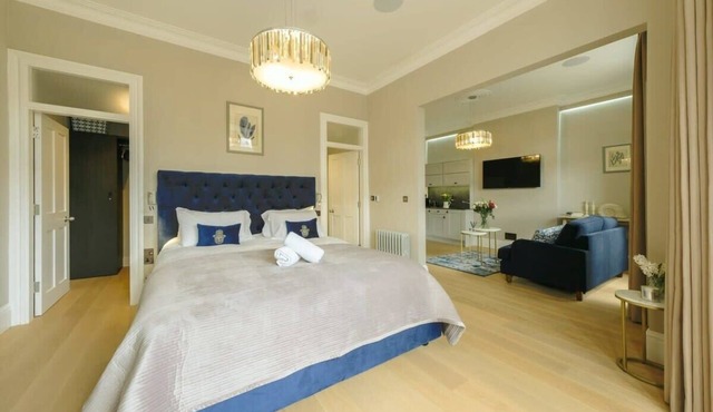 Beautiful modern suite apartment in great location in Bristol!