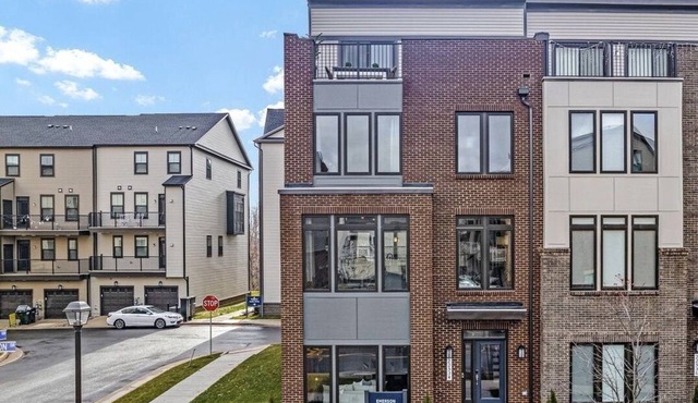 Beautiful Modern Townhome with rooftop