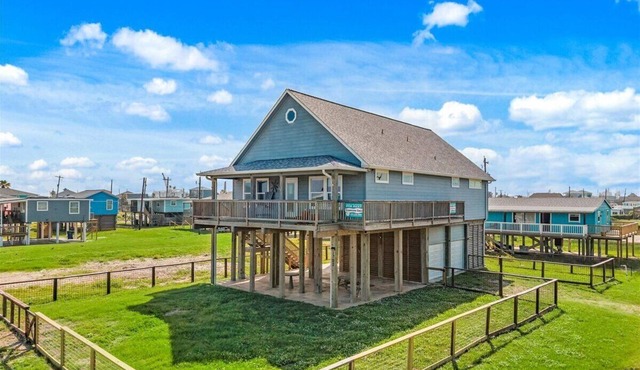 Beautiful Modern Coastal Home | Steps from Beach |