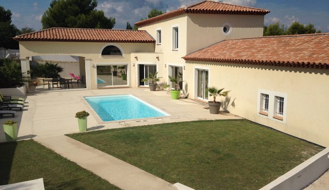 Beautiful modern Villa of 300 m2 in calm with swimming pool. Ideal Great Family