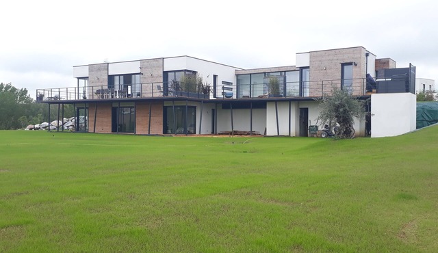 Beautiful modern villa with direct lake access. Terraces, pool and spa.