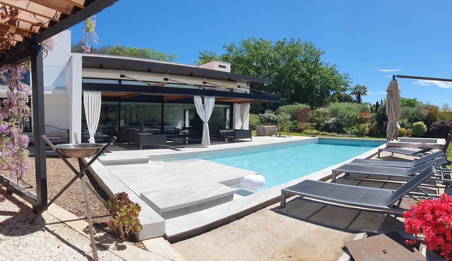 Beautiful modern villa with swimming pool and jacuzzi in absolute calme