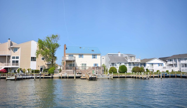 Beautiful, modernized four bedroom house located off the bay with sauna, and WiFi just a few blocks from the beach!