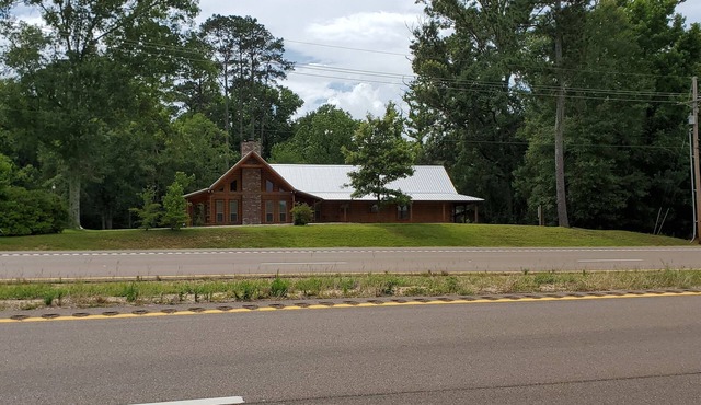 Beautiful Montana Spruce Log Home in Historic Antiques Corridor