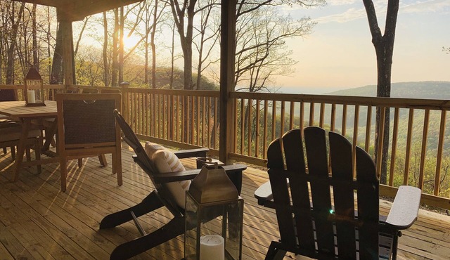 Beautiful Monteagle Bluff Mountain Home Sleeps 12